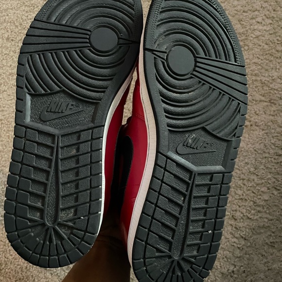 Jordan 1 mid Red/black patent No box‼️ used, I’ve had them since 2015. - Picture 7 of 11